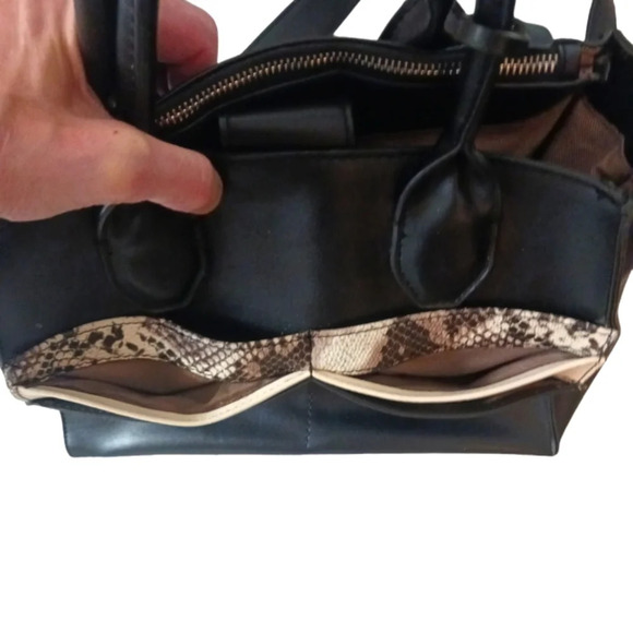 NEW London Fog Black & White Handbag Purse Crossbody - Picture 6 of 13